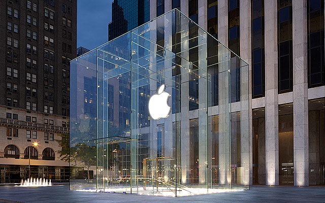 Стеклянный куб, он же вход в Apple Store на Пятой авеню в Нью-Йорке