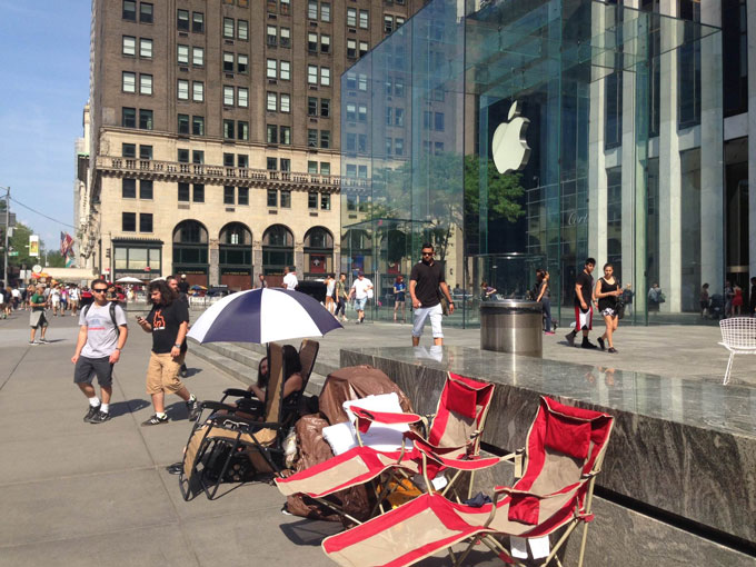 Потенциальные покупатели iPhone 6 возле Apple Store на Пятой Авеню в Нью-Йорке.